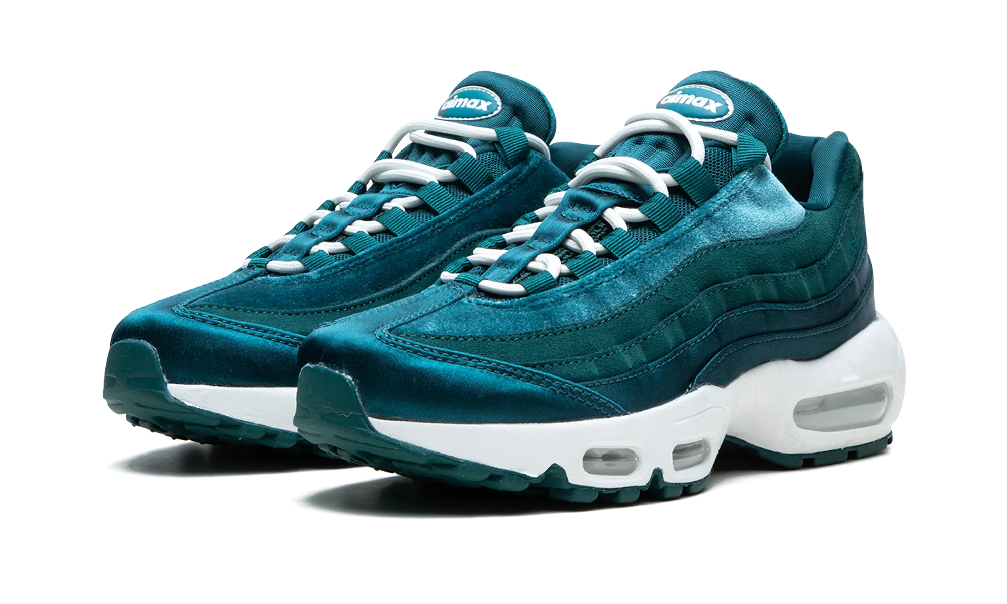 AIR MAX 95 MNS WMNS "Green Velvet" Hero Walk