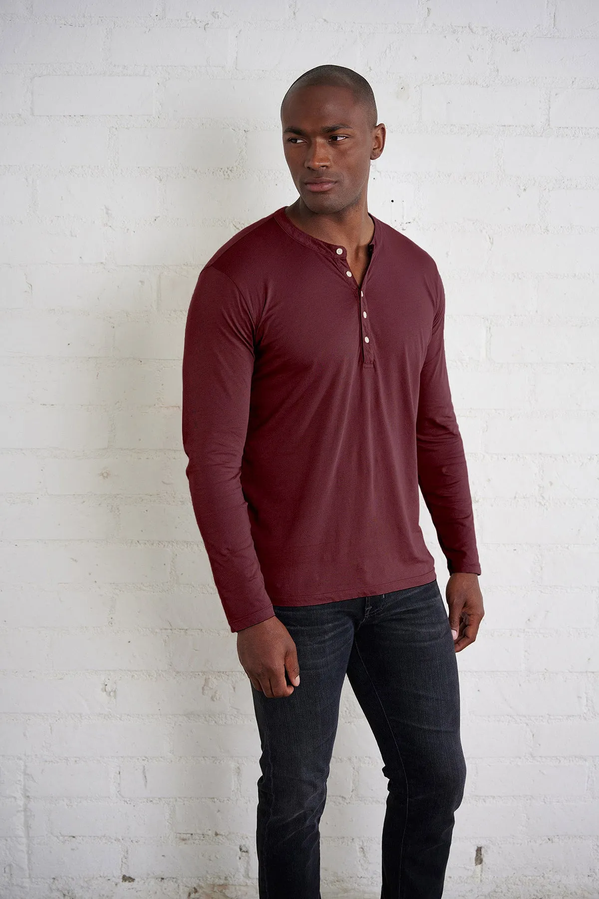 ALVARO HENLEY Sleek Performance Wear