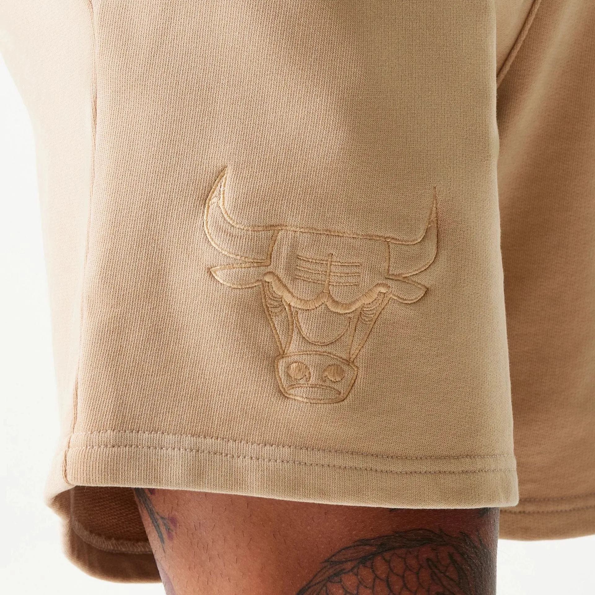 Stretchy Hemline Chicago Bulls NBA Washed Beige Shorts