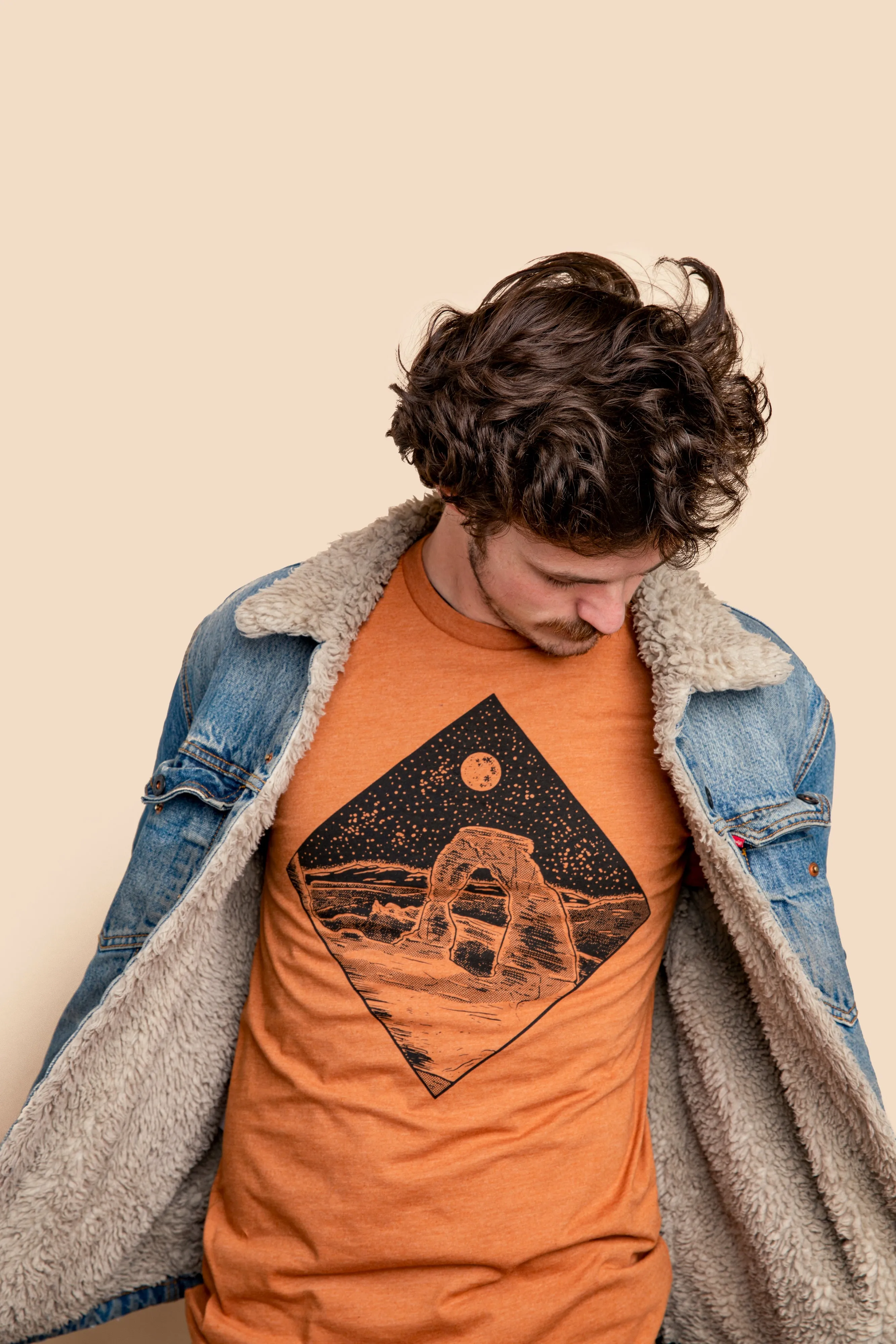 Casual and Soft Slim fit sleekness Arches Tee