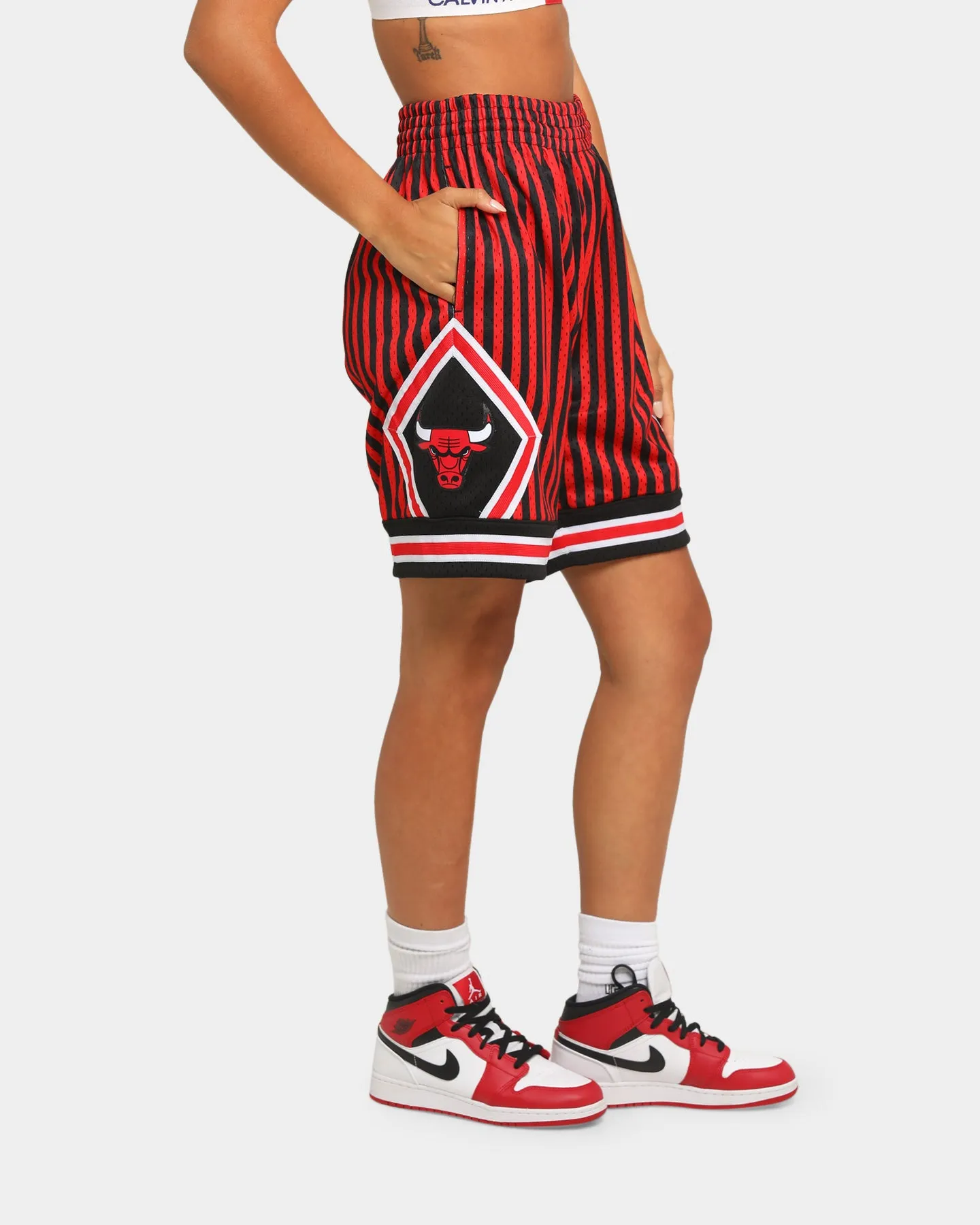 Trendy Vibe Mitchell & Ness Men's Chicago Bulls 1997 Striped SM Short Black/Red