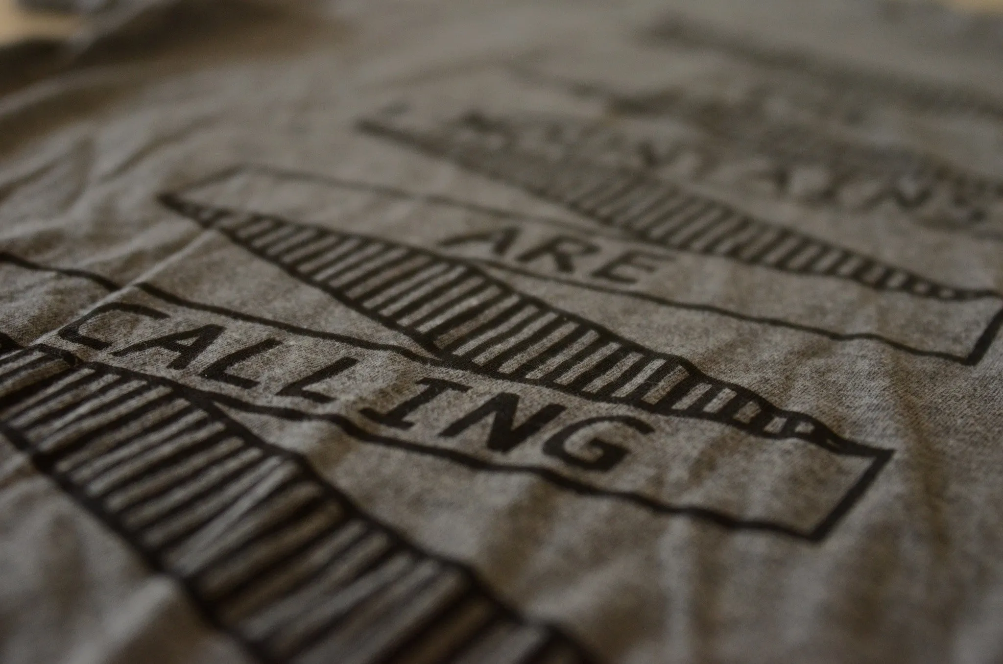 The Mountains Tee-Gray Minimal Fit Minimal Design