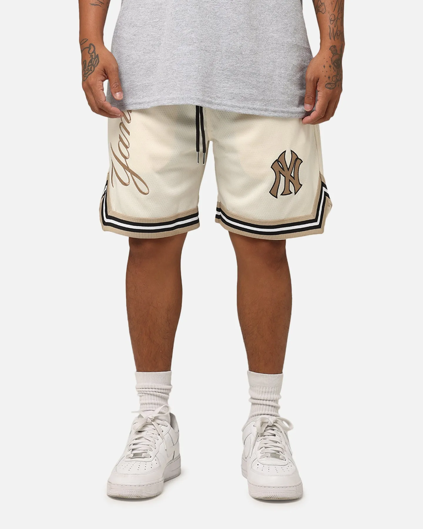 Everyday Ease suede look New Era New York Yankees Mesh Shorts Light Beige
