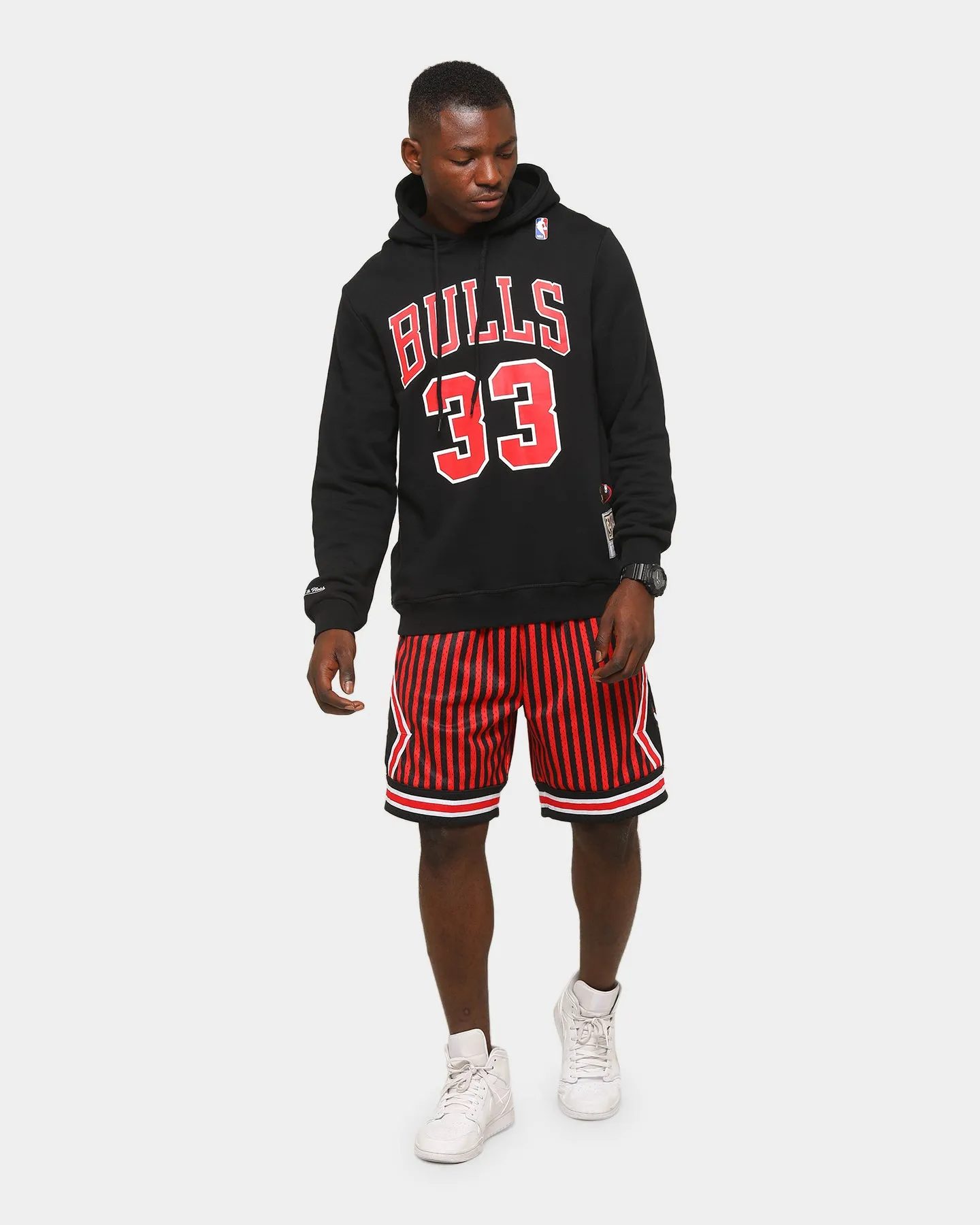 Multi Pocket System Odor Lock Technology Mitchell & Ness Men's Chicago Bulls 1997 Striped SM Short Black/Red