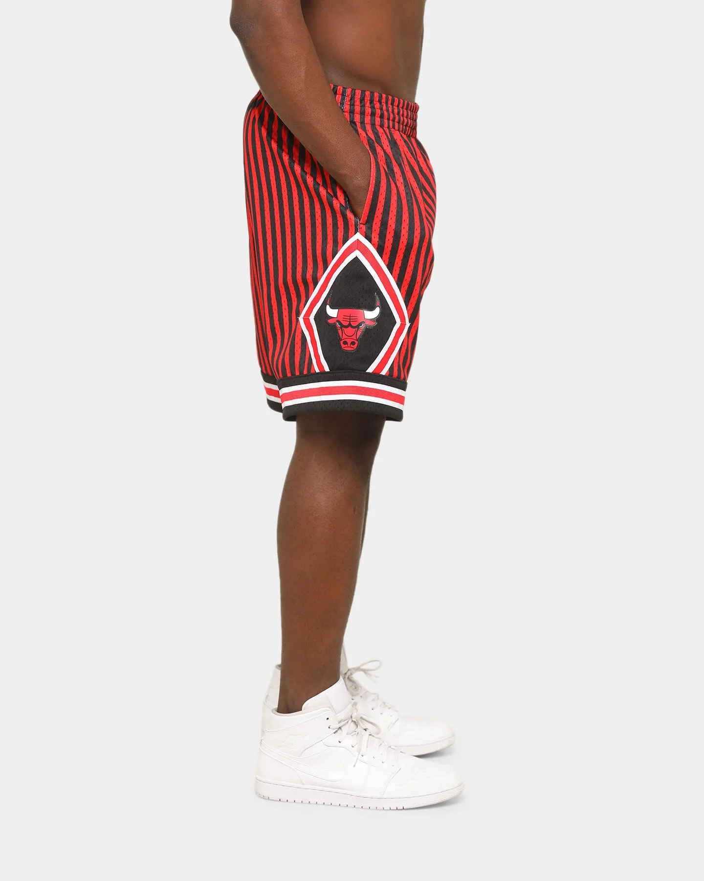 Mitchell & Ness Men's Chicago Bulls 1997 Striped SM Short Black/Red High Elasticity Blend Parka