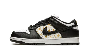 SB Dunk Low "Supreme - Stars - Black" lace up closure Minimal Comfort