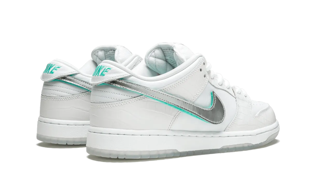 SB Dunk Low Pro OG QS "Diamond Supply White" Night Style Bend Step