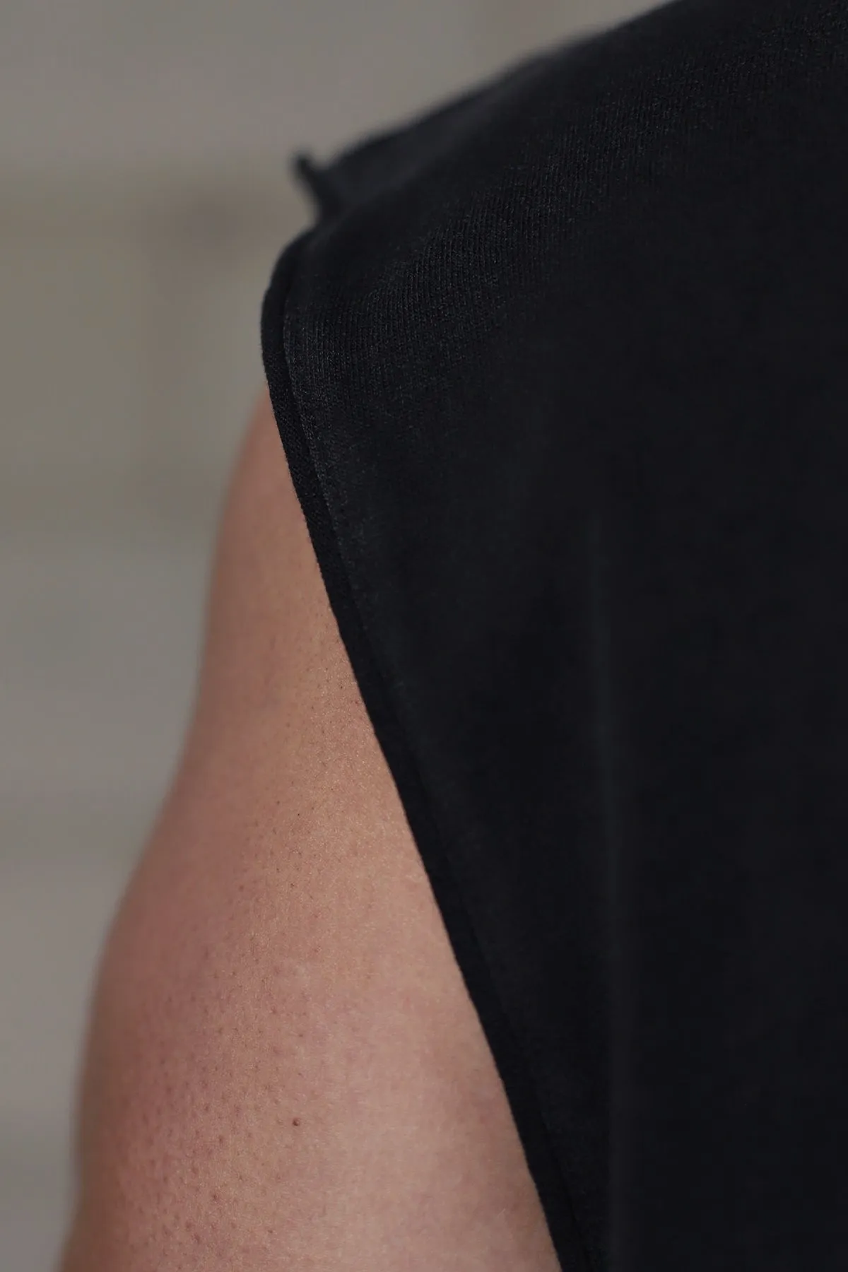 Sleeveless Box Cut Tank Top - Black Concealable Urban use