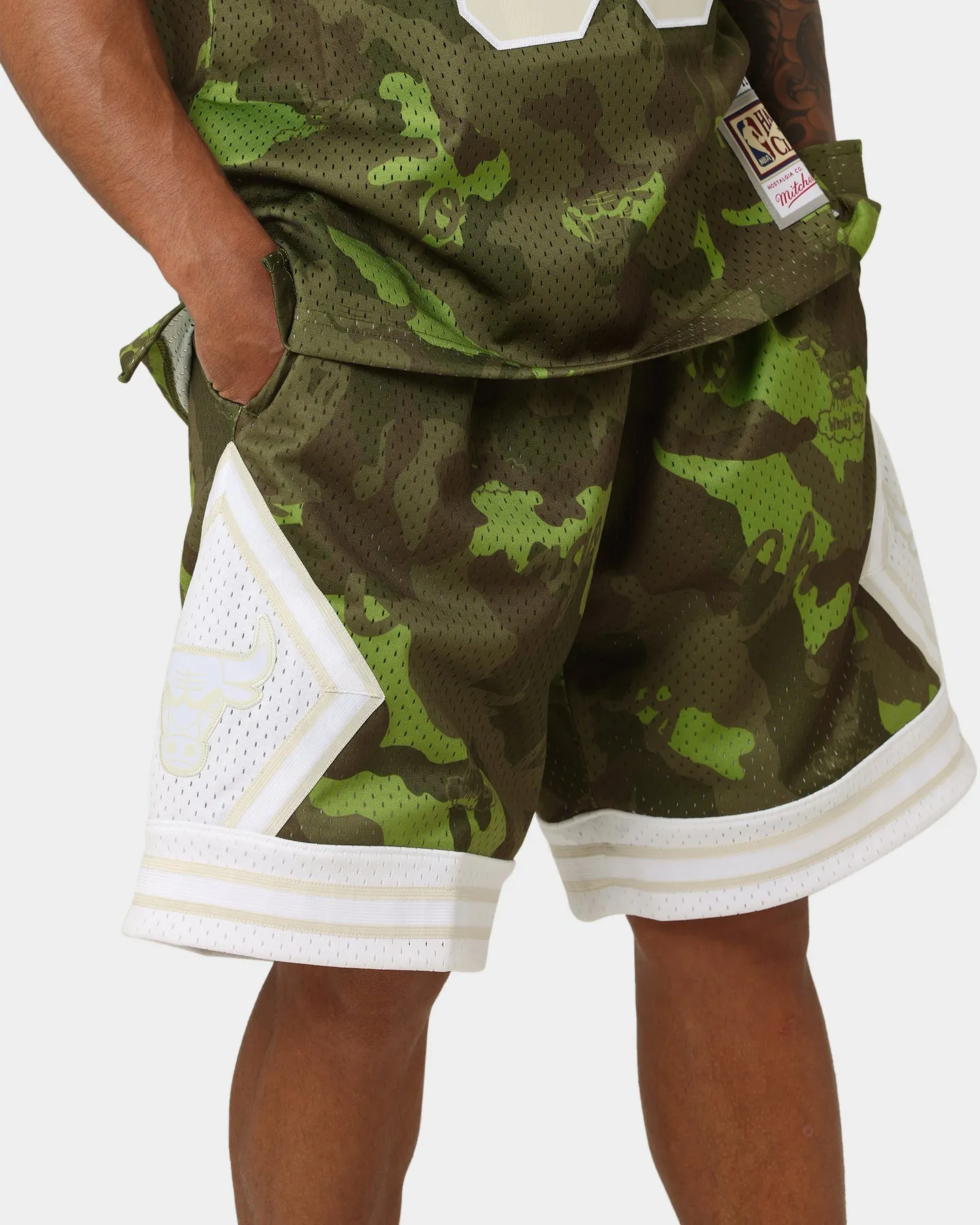 Effortless Motion Mitchell & Ness Chicago Bulls Camo Swing Shorts Green Camo